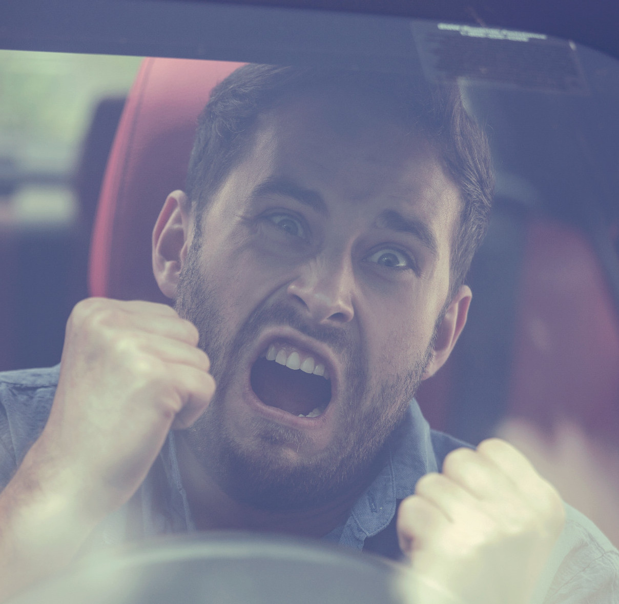 A bringások áthajthatnak a piroson? Botrány!  