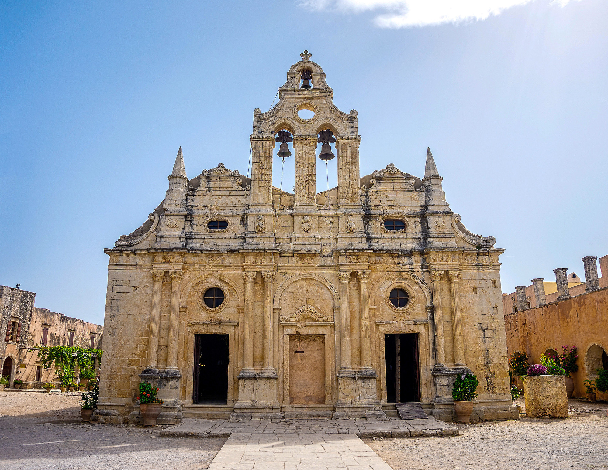 Az Arkadi-kolostor és kertje Kréta szigetén 