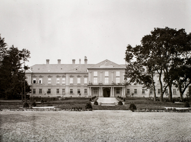 A soponyai Zichy-kastély, az uradalomból lett gyermekotthon