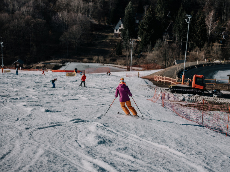 Havas kalandok az országban: itt az idő síelni, szánkózni, korcsolyázni!