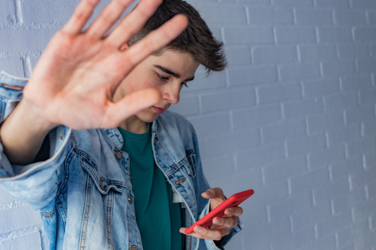 Kiskamaszok a közösségi médiában