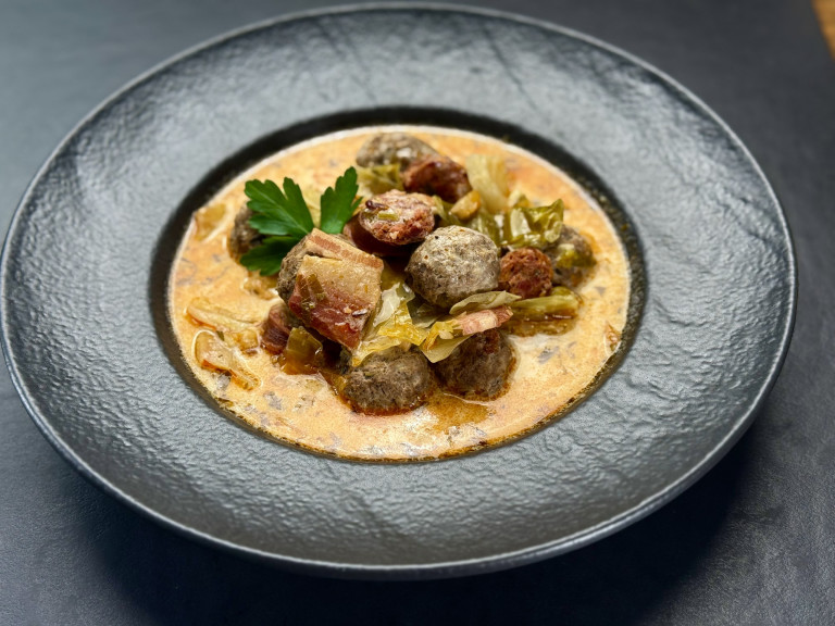 Csomboros cikakáposztaleves húsgombóccal