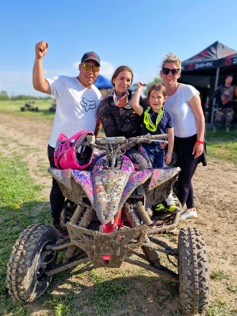 Kicsi lány, extrém ugratások, brutális tempó