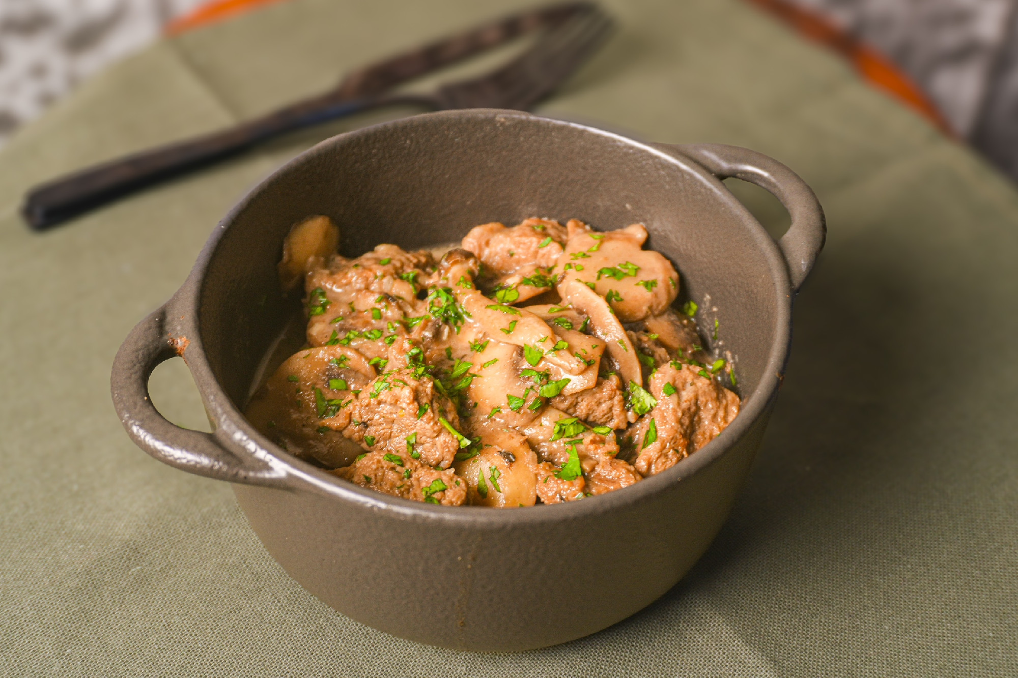 Tejszínes szürkemarharagu gombával