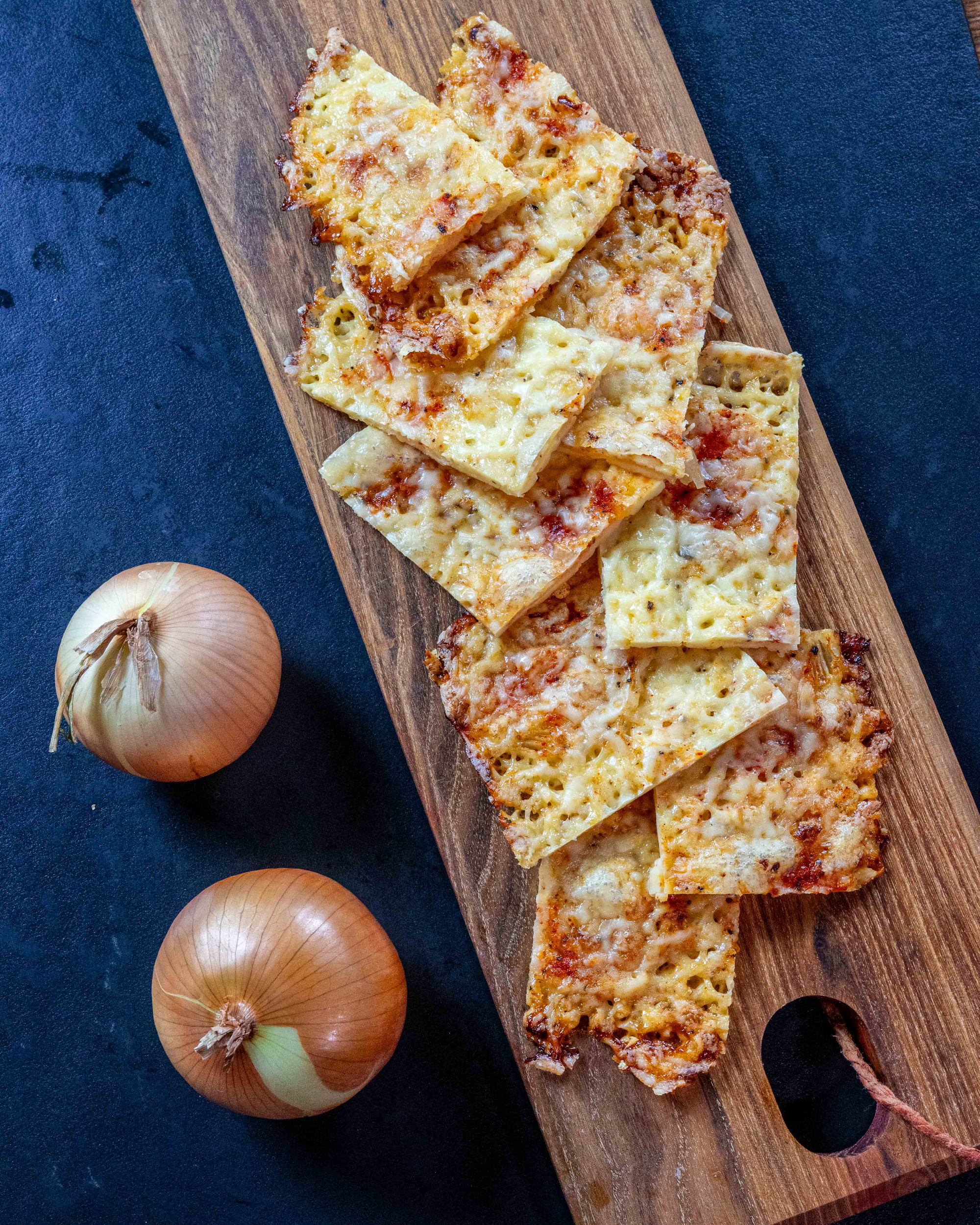 Ropogós, sajtos sült hagyma 