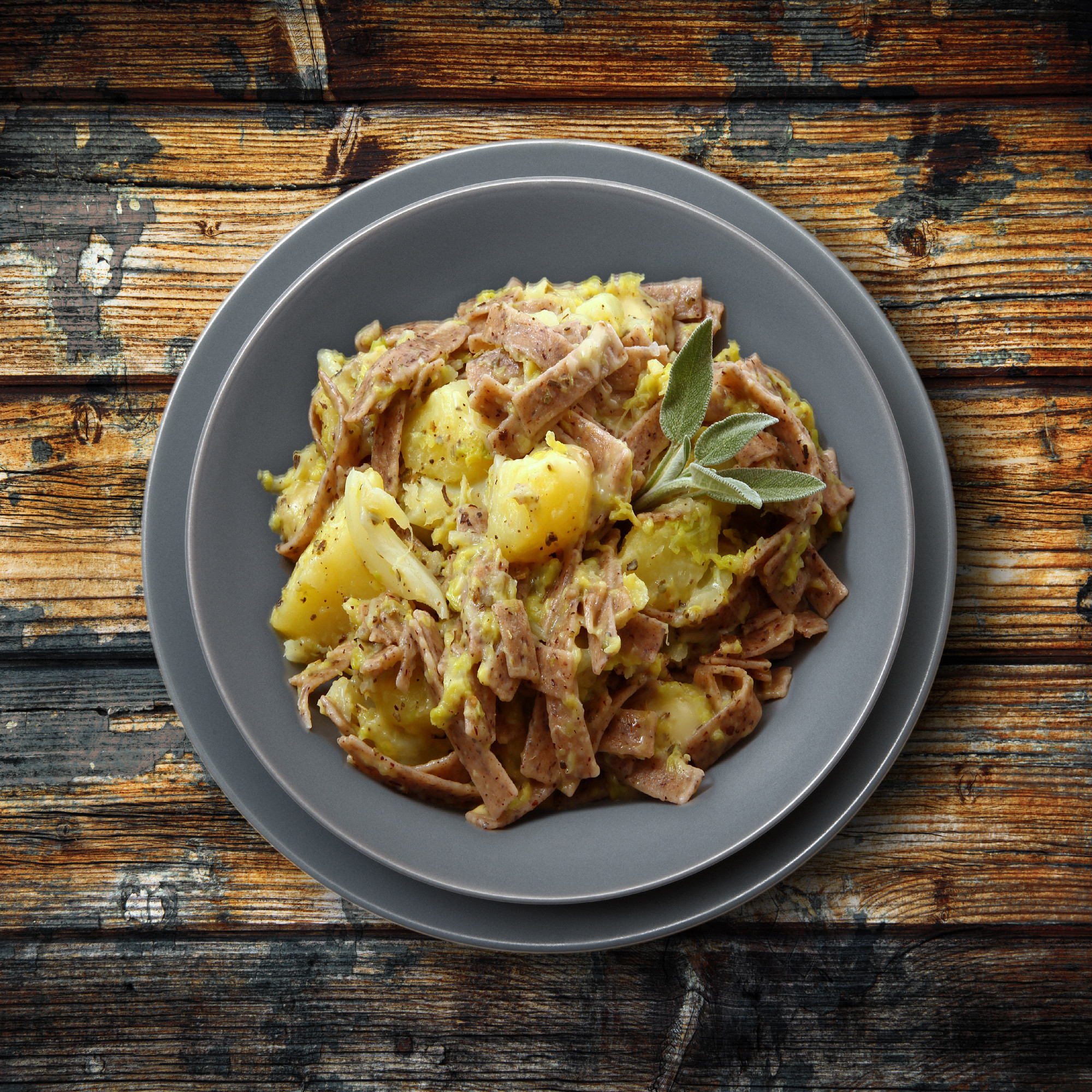 Spenótos galuska, céklás ravioli, császármorzsa, csiga zöld mártásban