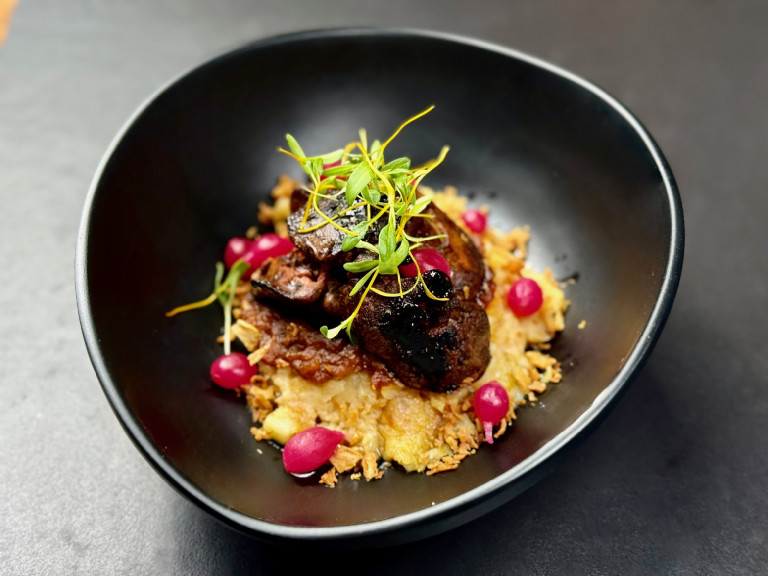 Resztelt máj burgonyával és hagymalekvárral