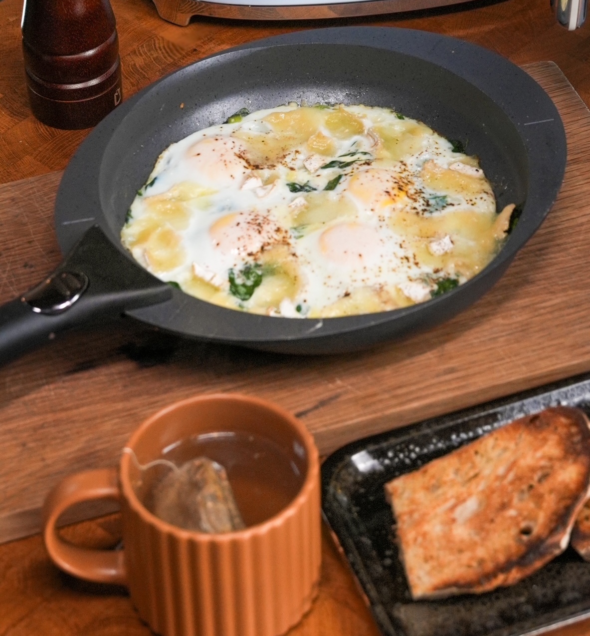 Spenótos, tejszínes sült tojás pirítóssal