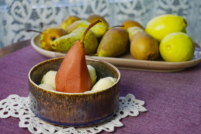 Vörösboros körte vaníliafagylalttal