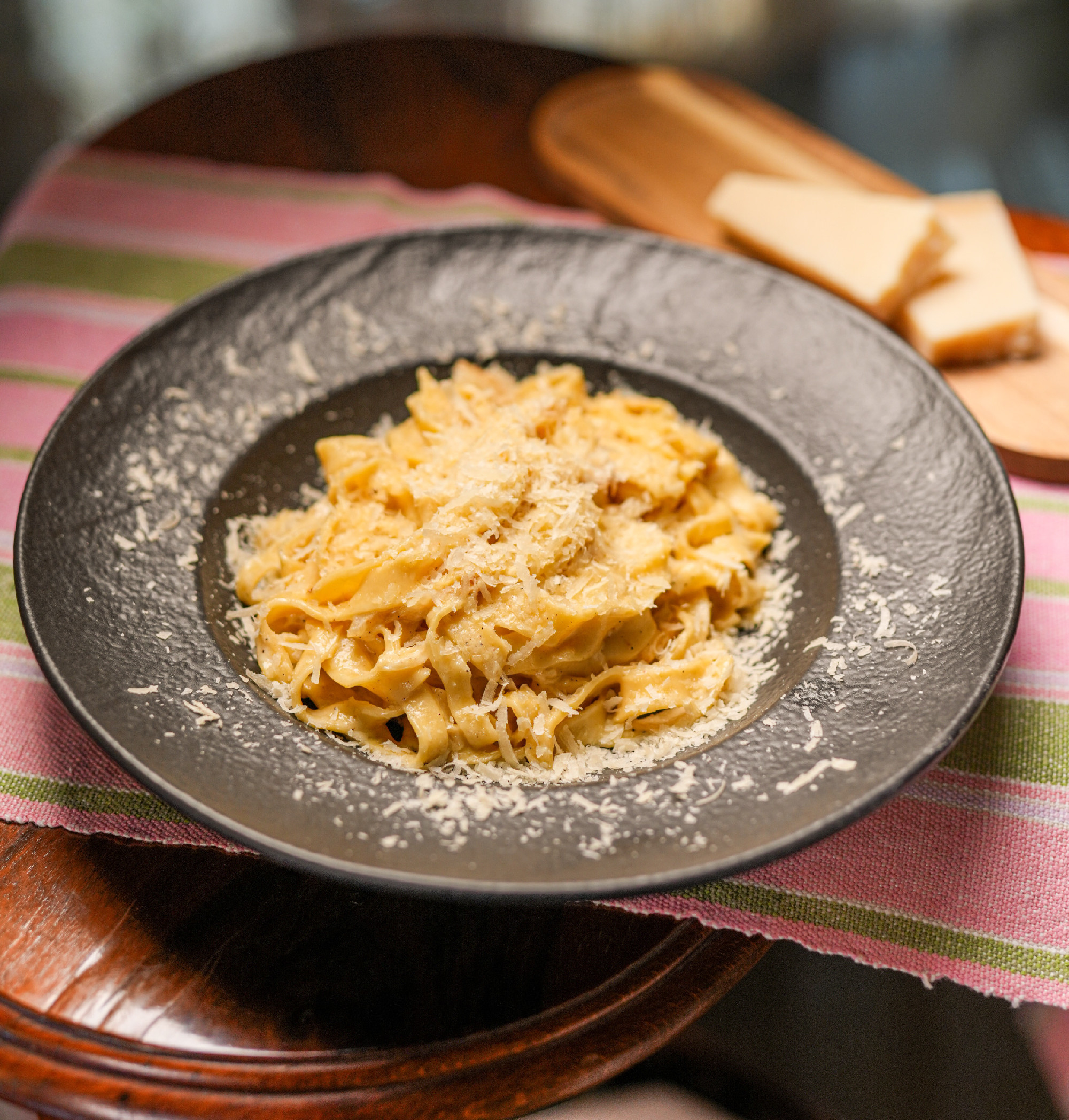 Házi tészta karamellizált hagymás mártással