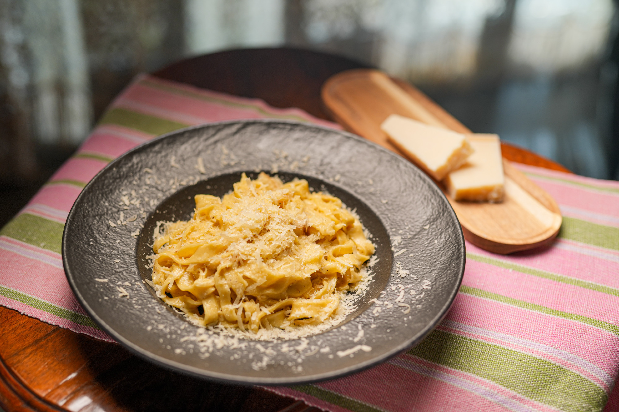 Házi tészta karamellizált hagymás mártással