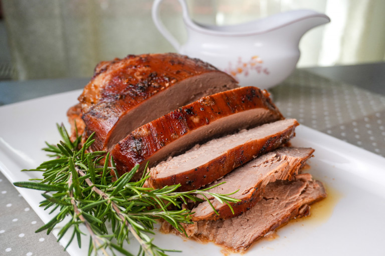  Lassan sült borjú tejszínes mártással