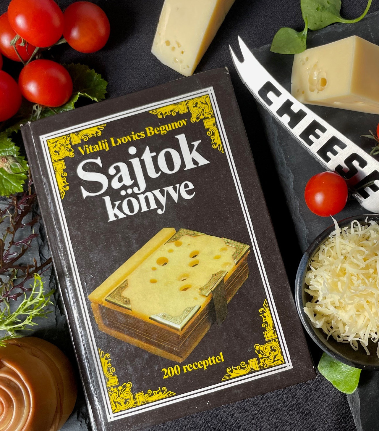 Dicsérő szavak és klasszikus sajtirodalom a Sajtok könyvében