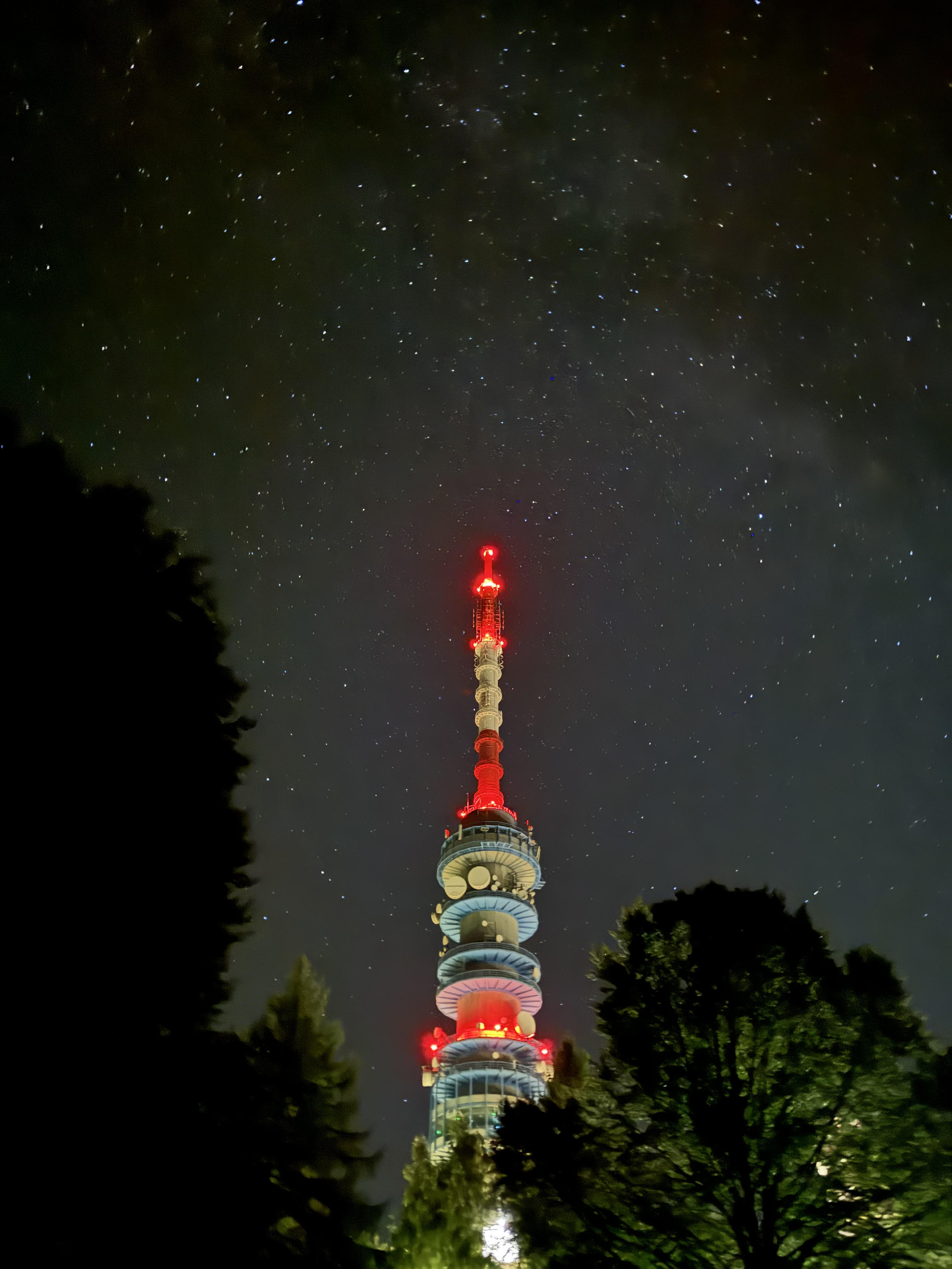 Az ország csúcsa az éj leple alatt