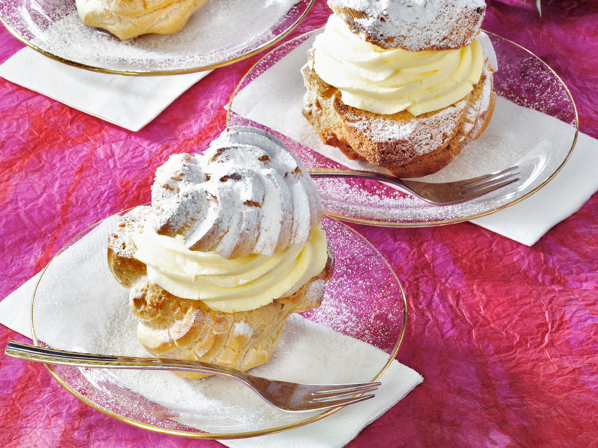 A képviselők a parlamentben habos fánkot esznek?