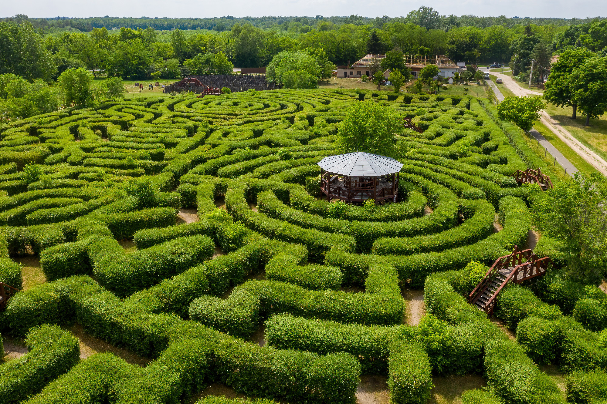 Szafaritúra, sövénylabirintus és interaktív makettpark