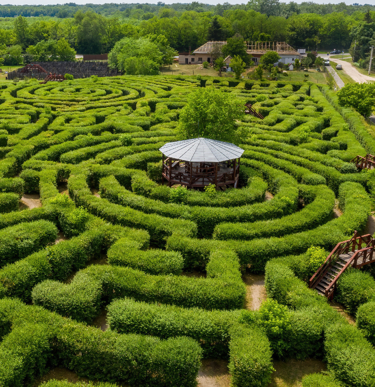 Szafaritúra, sövénylabirintus és interaktív makettpark