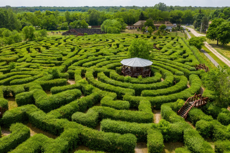 Szafaritúra, sövénylabirintus és interaktív makettpark