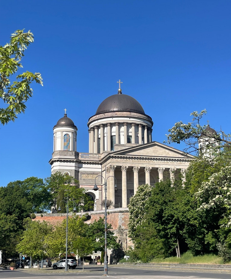 Esztergomba kéne menni
