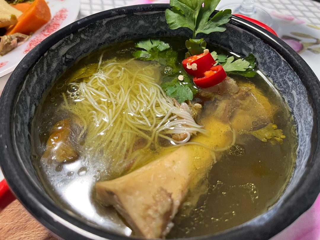 23 órát főtt marha velős csontleves karajcsonttal és pulykanyakkal