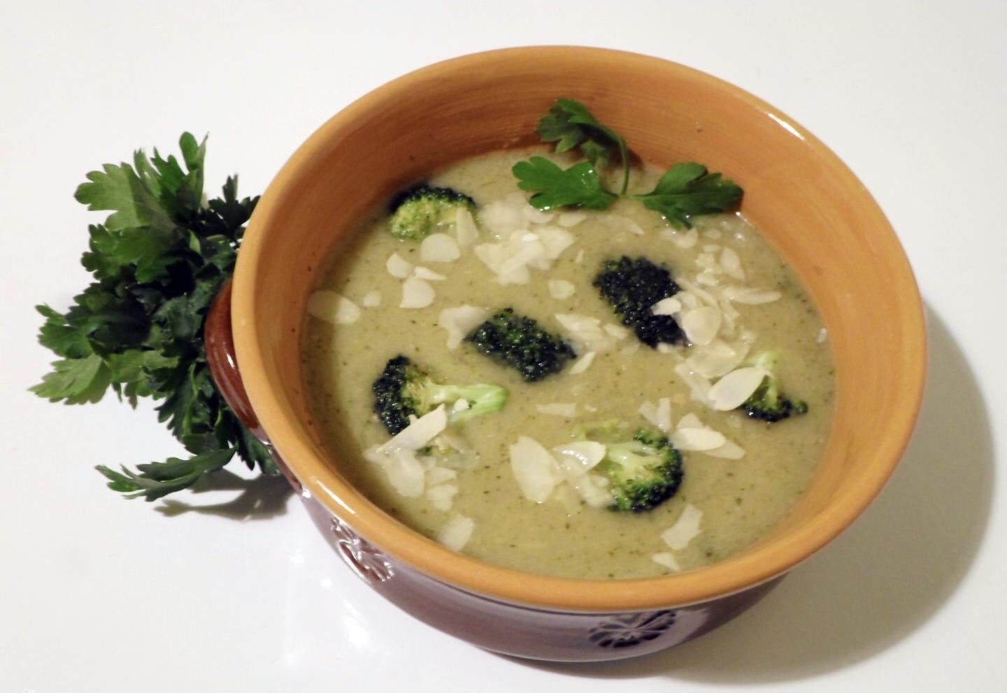 Pirított mandulás brokkolikrémleves