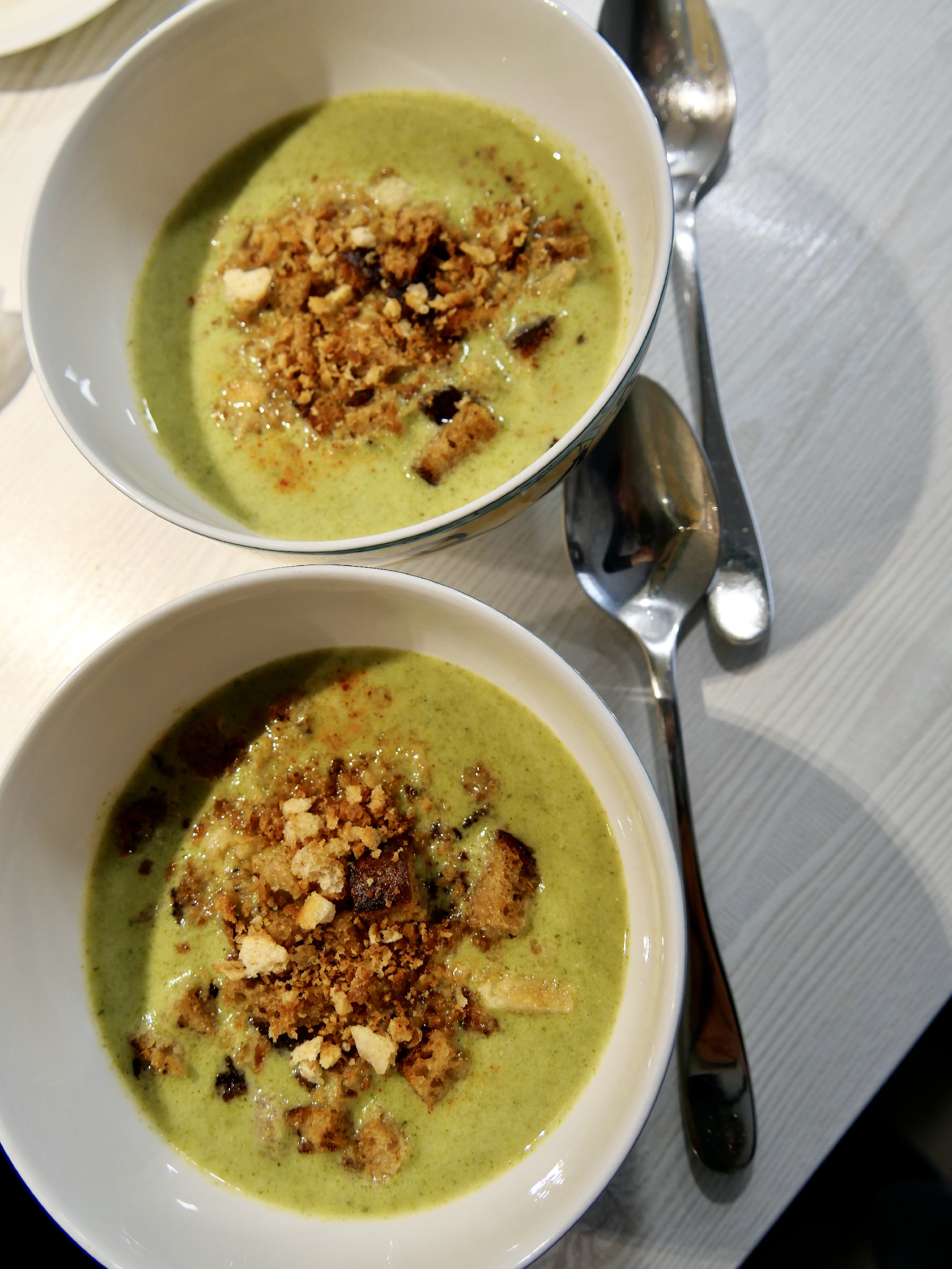 Brokkoli krémleves fokhagymás kenyérropogóssal