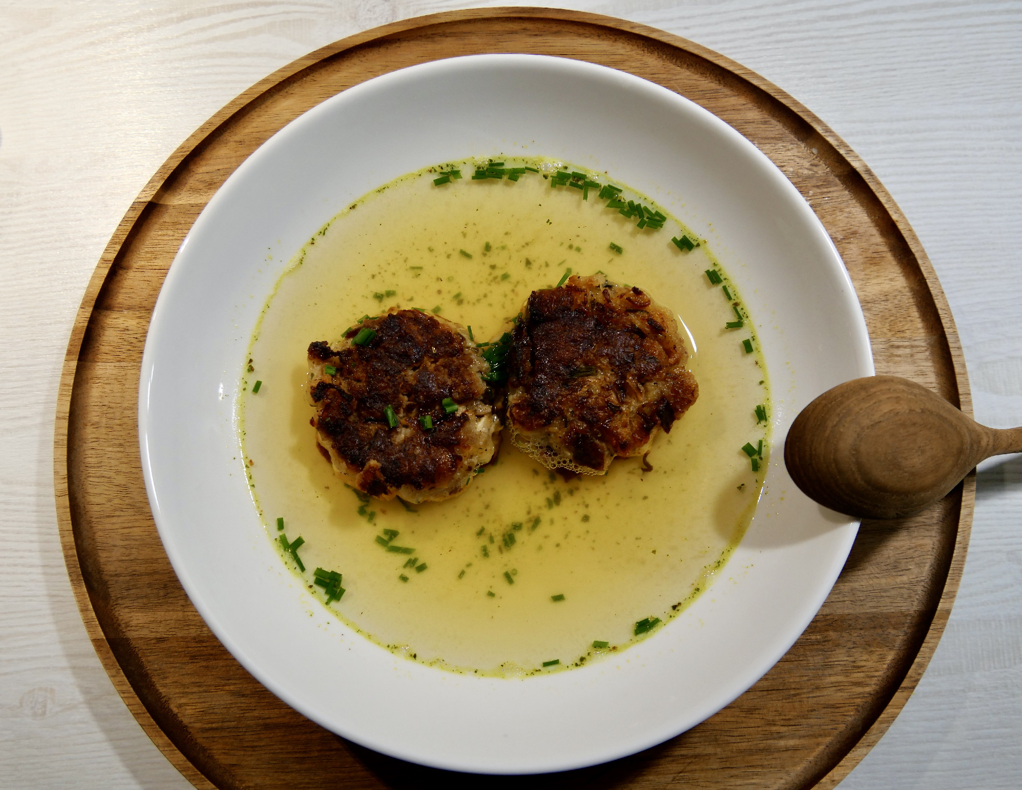 „Kaspressknödel“, az Alpok zsemlegombócos levese