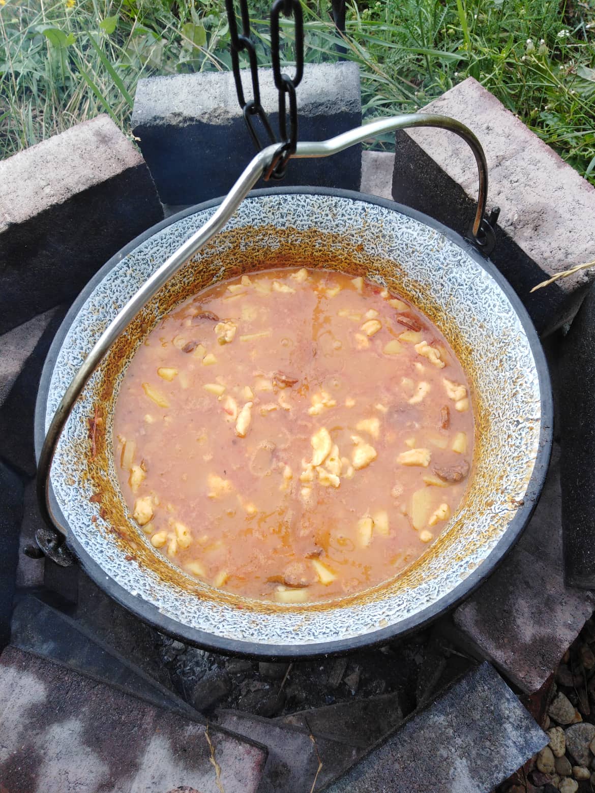 Magyaros burgonyaleves bográcsban