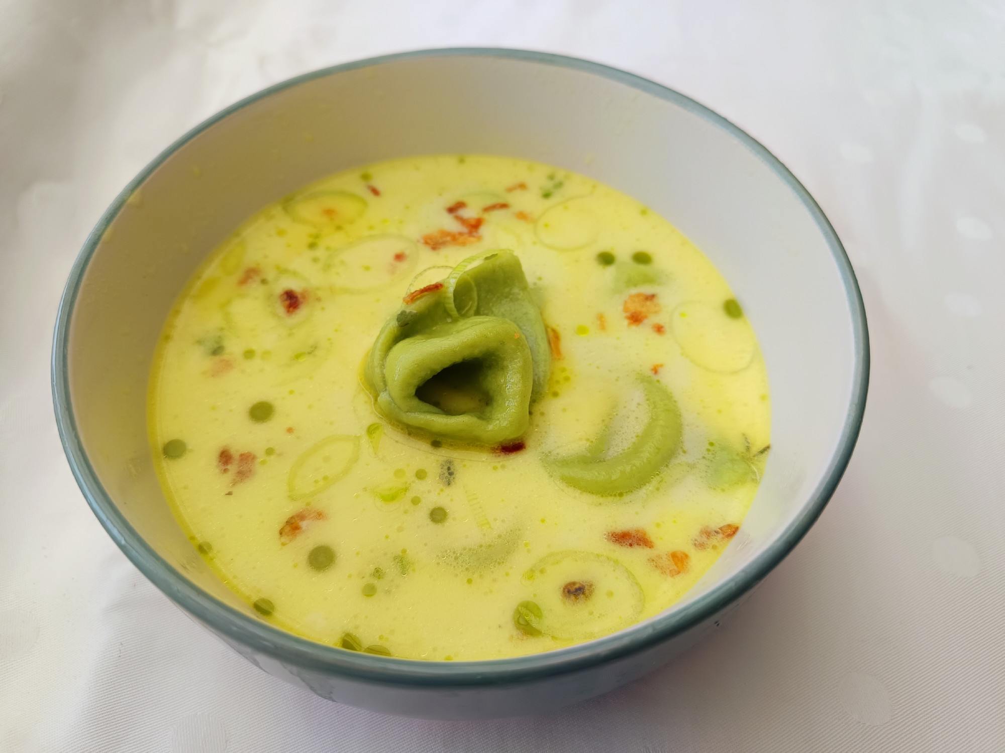 Kecskesajtos tortellini fehér borral készült könnyű levesben 