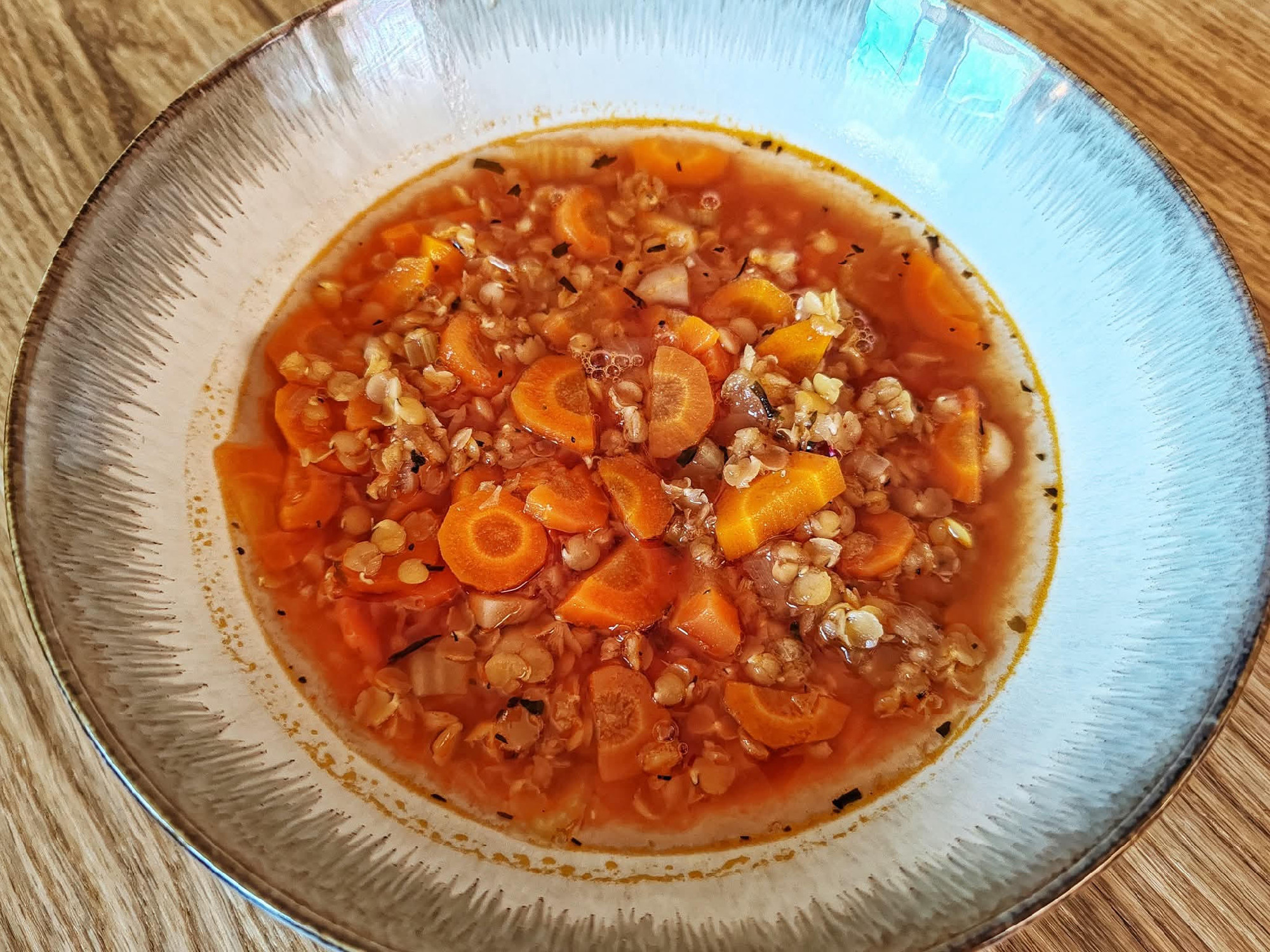 Vöröslencsés tárkonyos leves