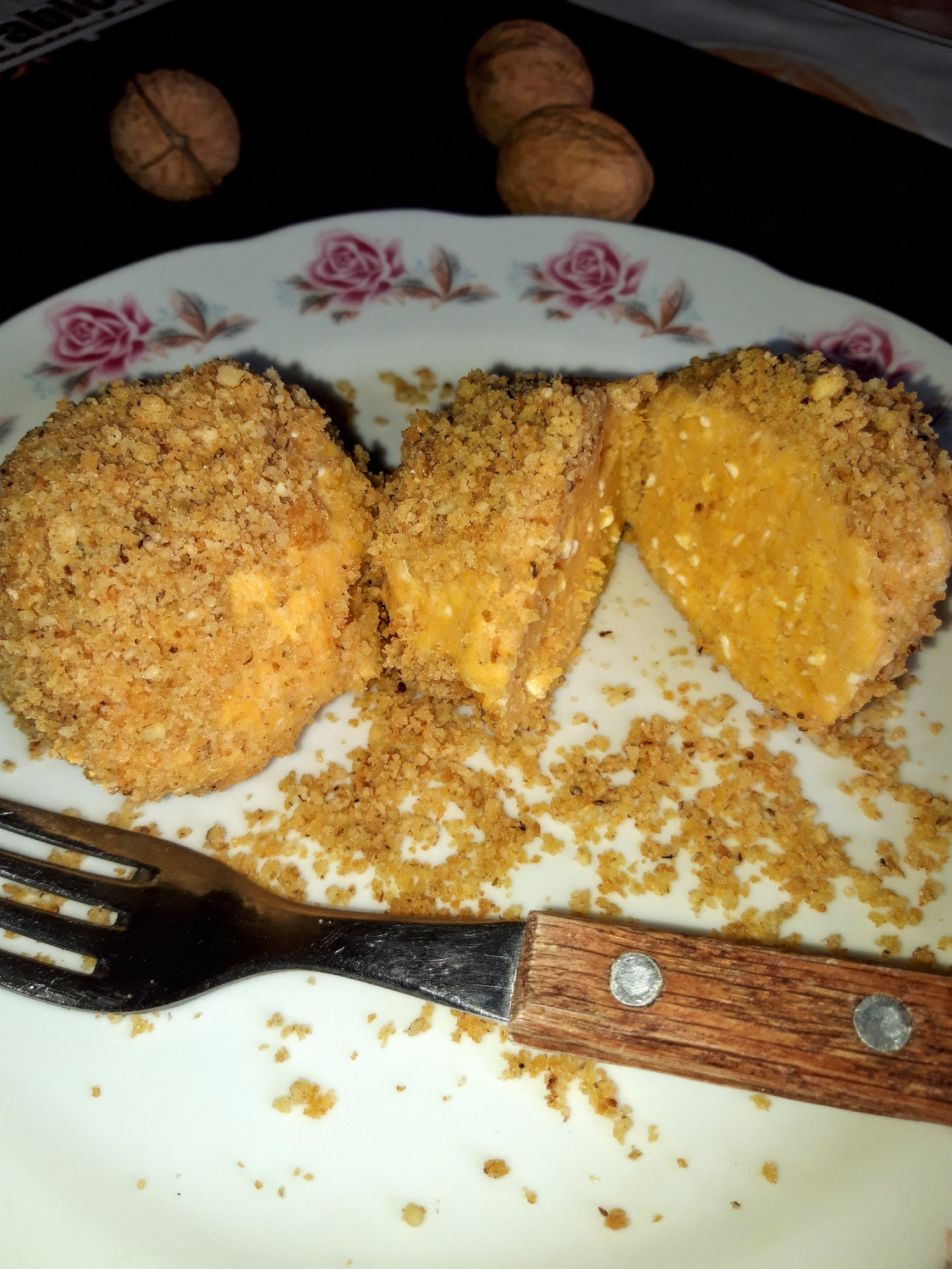 Sütőtökös túrógombóc pirított diómorzsában