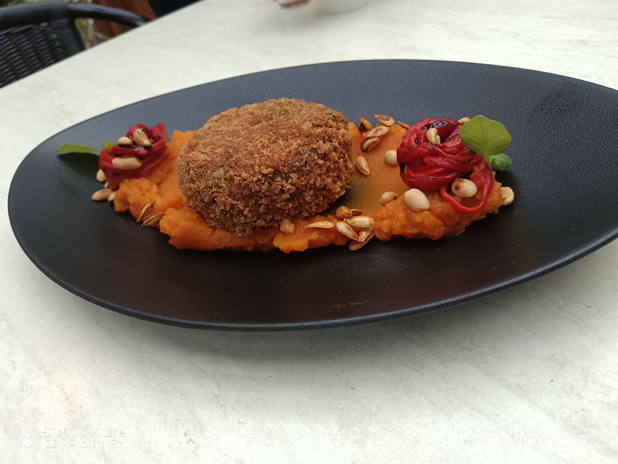 Zöldfűszerekkel töltött kézműves camembert rántva, sütőtökpüré, sült kápia