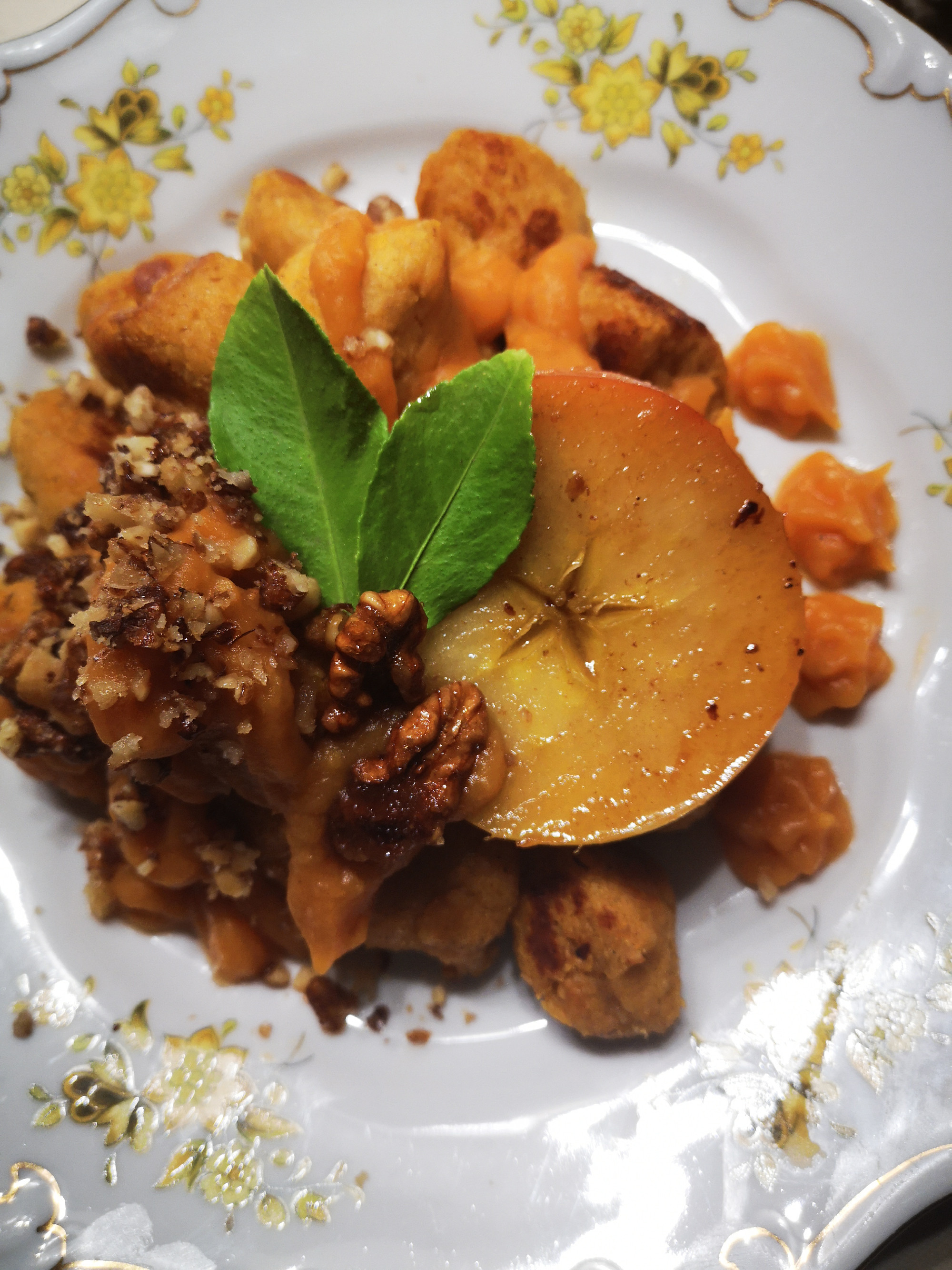 Zabpelyhes sütőtökös dödölle, gyömbéres-sütőtökös almaszósszal és karamellizált dióval 