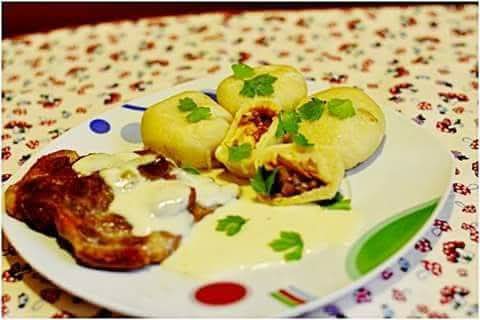 Vargányával töltött gombóc sült tarjával és fokhagymamártással