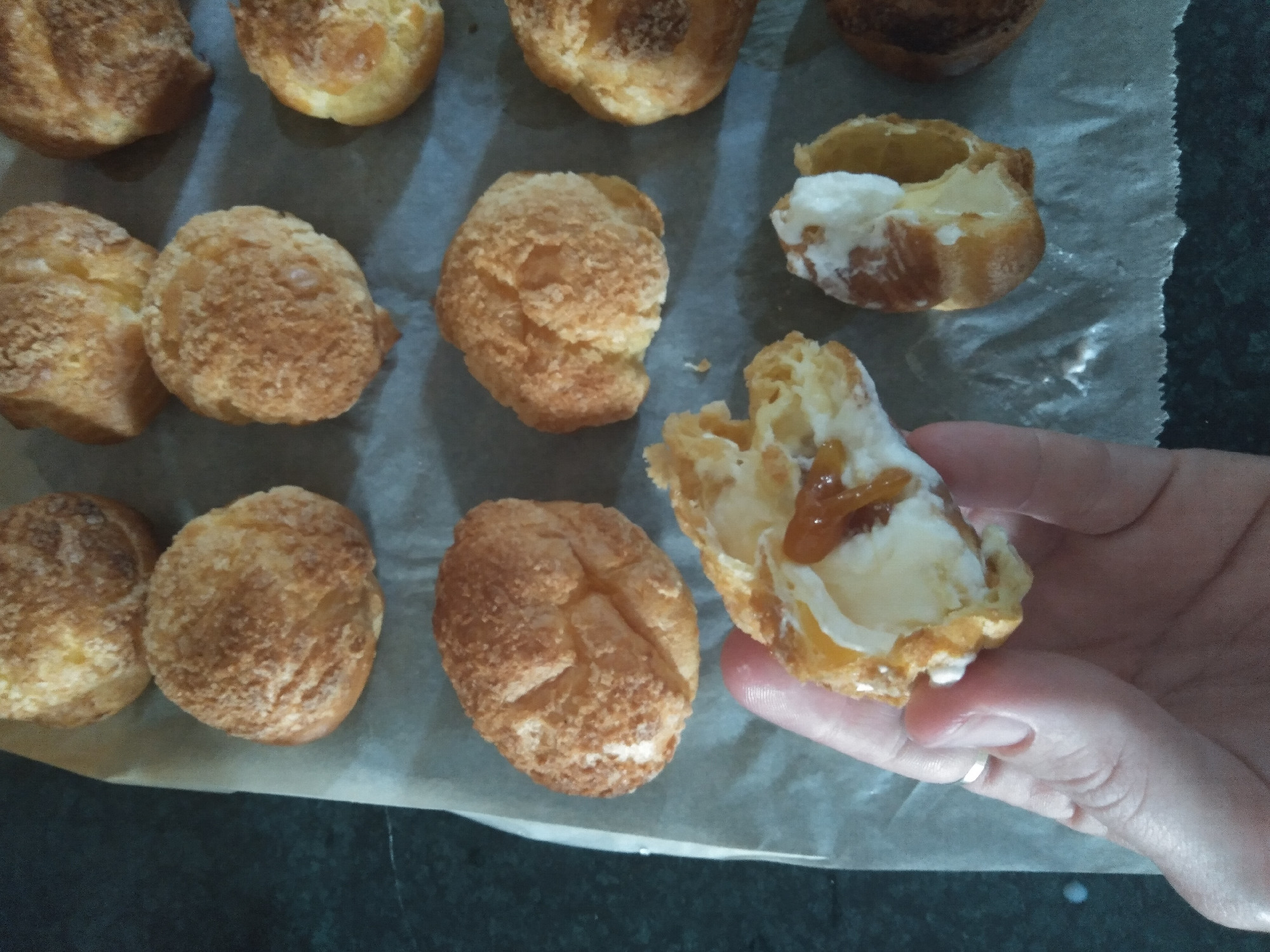 Choux au Craquelin Fűszeres Tetővel, Sóskaramellás Krémmel