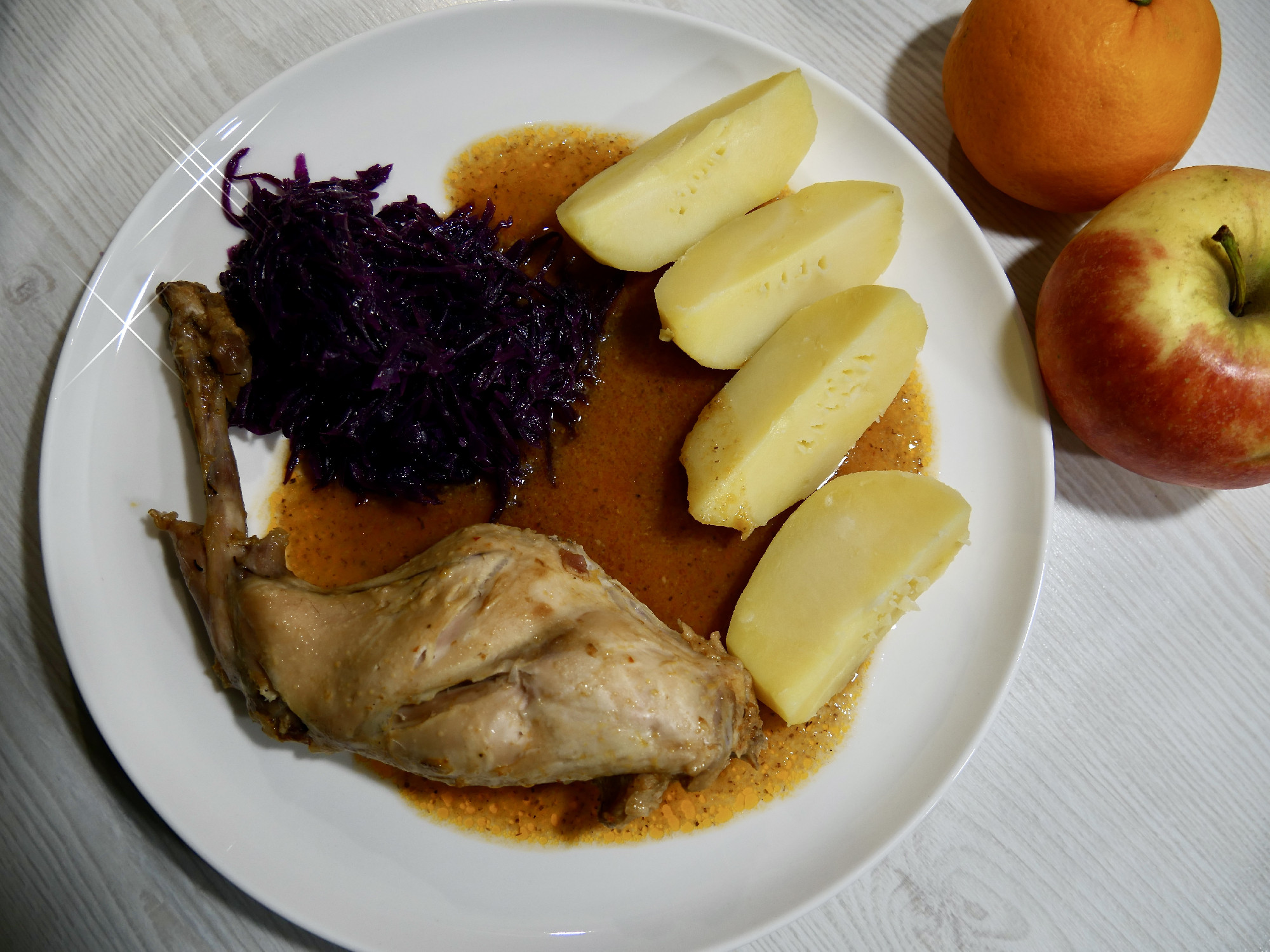 Sült nyúl párolt vöröskáposztával és ünnepi ínyenc mártással