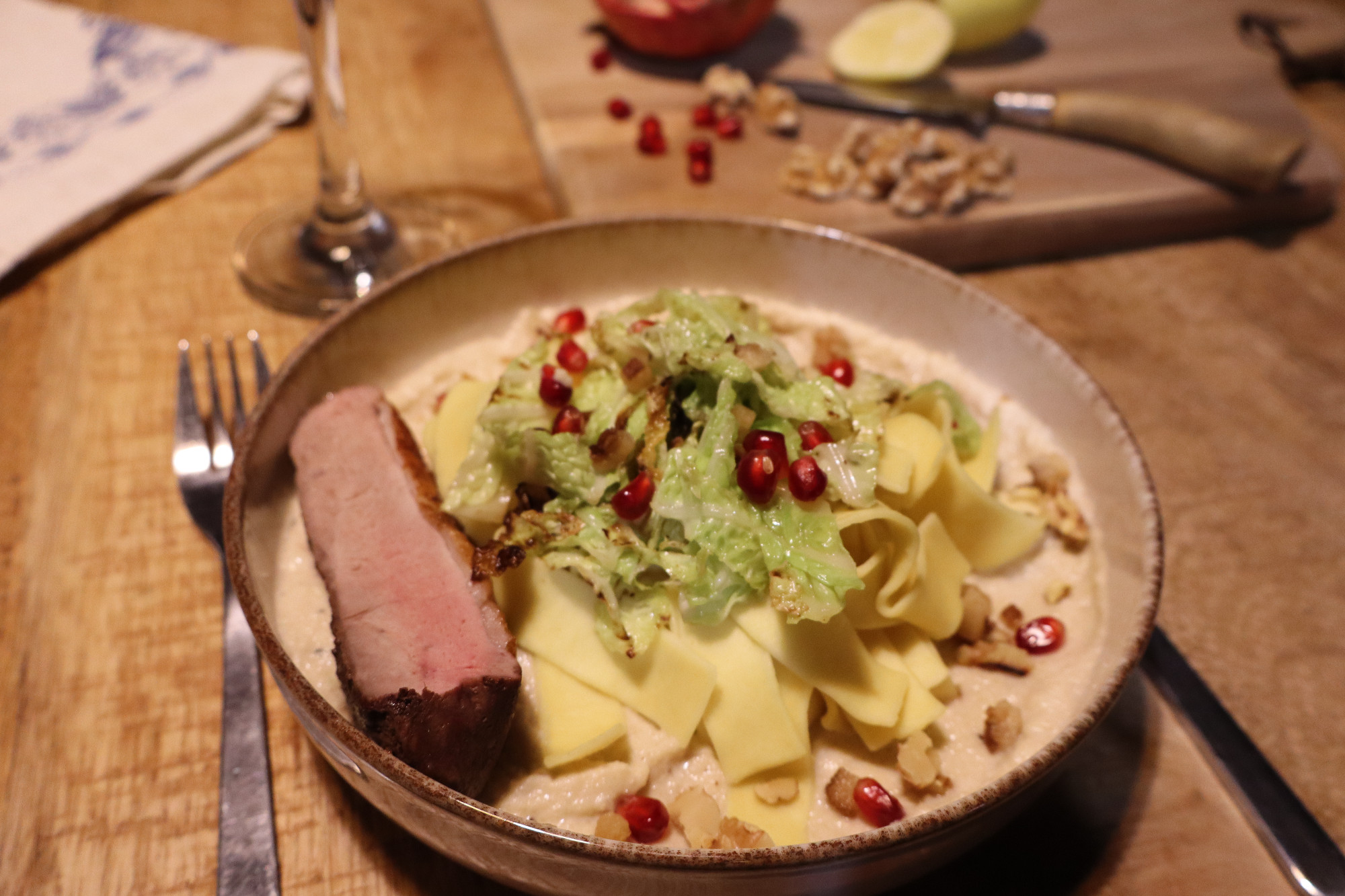 Kelkáposztás metélt kacsamellel