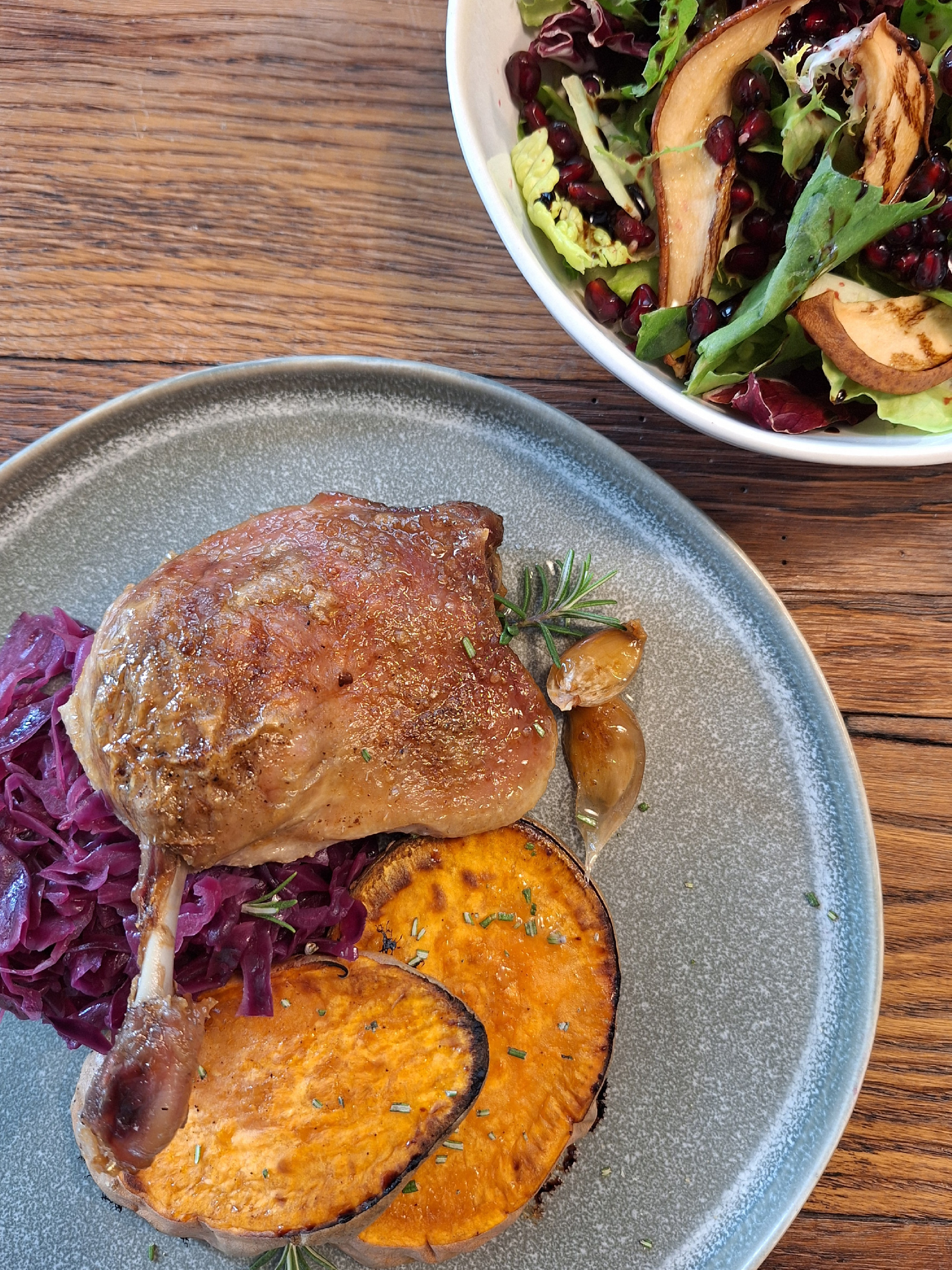 Kacsasült konfitált fokhagymával és almás lilakáposztával