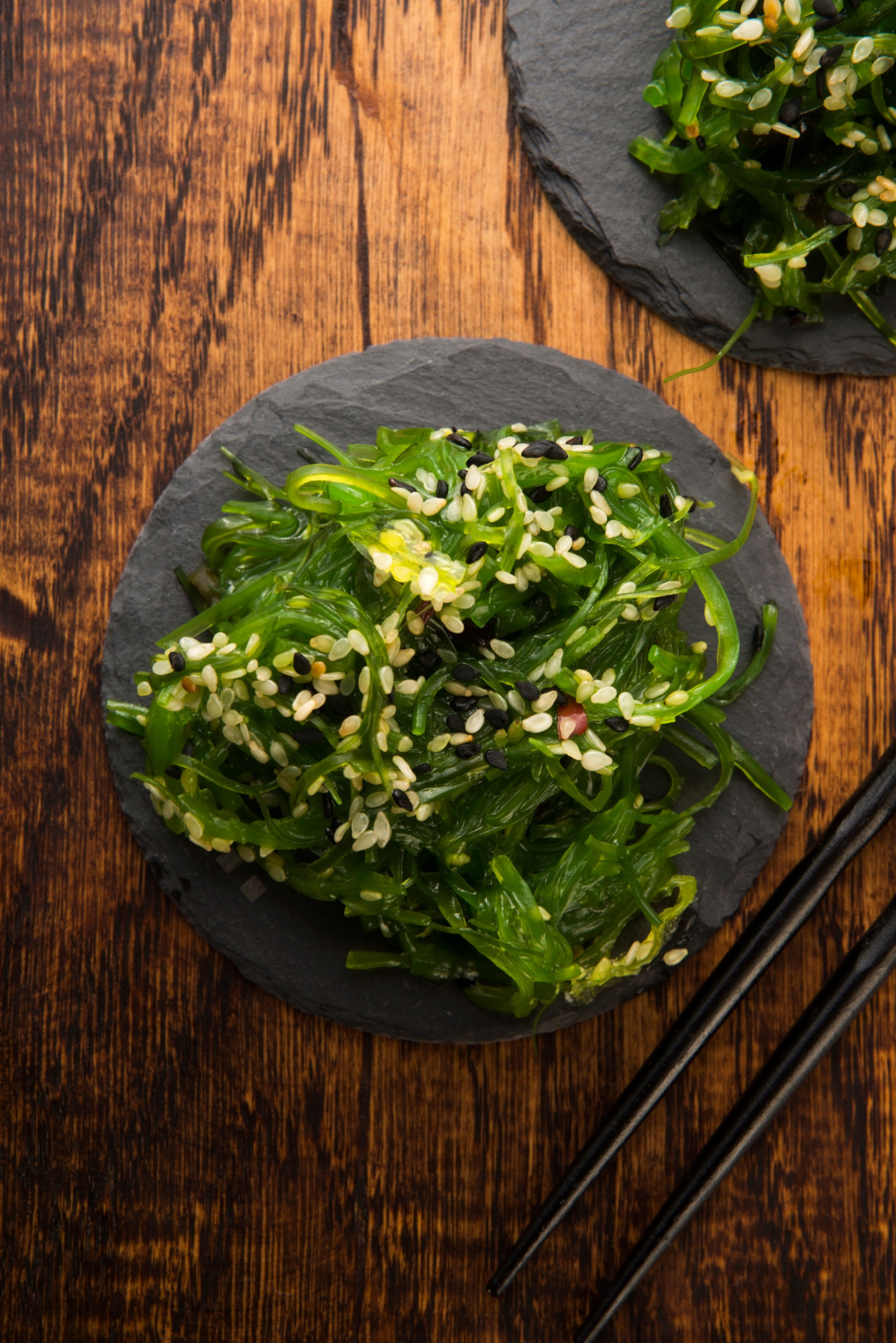 Spicy wakame salad