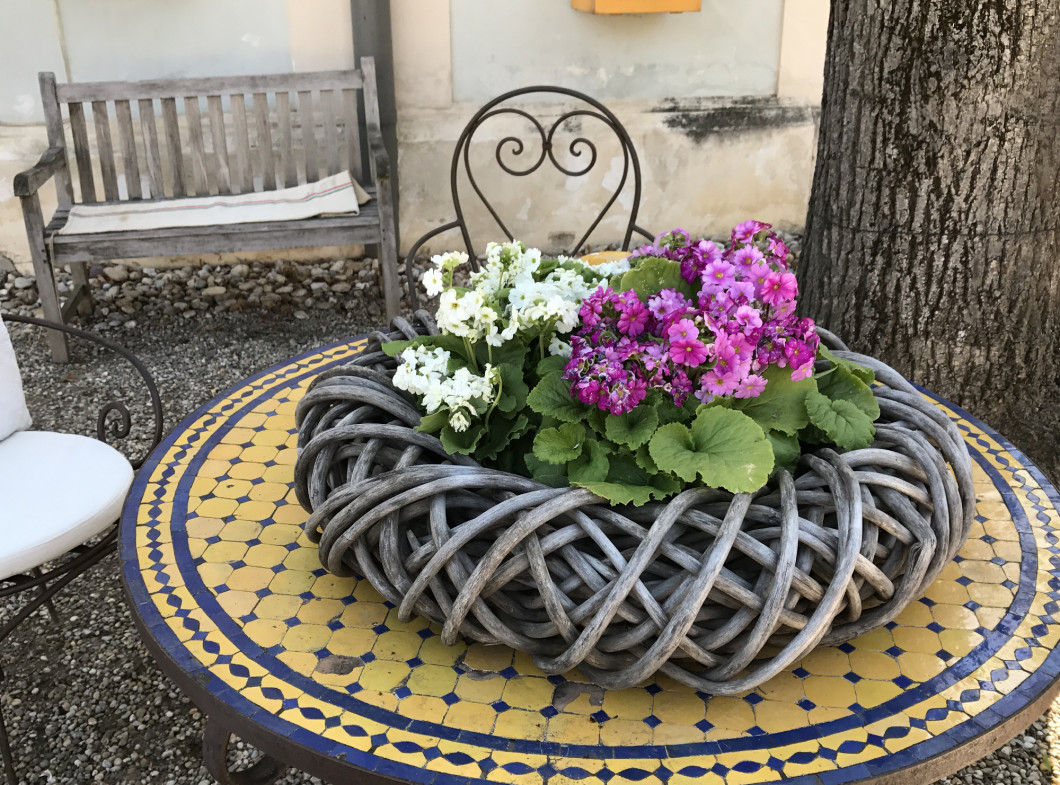 Tavaszi_egyszeru_dekoraciok-cserepes-koszorus