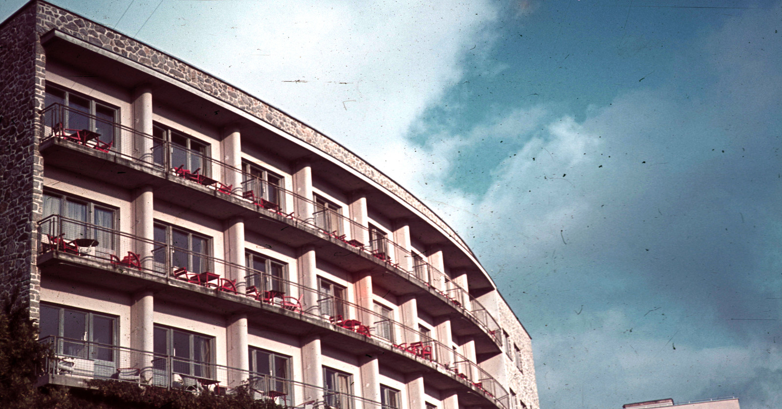 A Bauhaus hosszú árnyéka Pécsett – rendhagyó művészettörténeti kalandozás