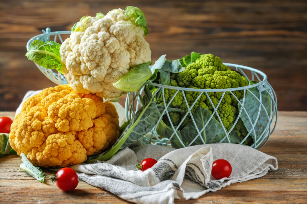 Color cauliflowers on wooden table�