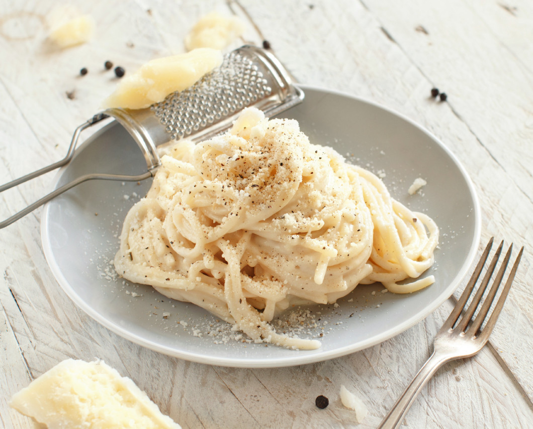 Cacio e pepe, italian cheese and pepper pasta