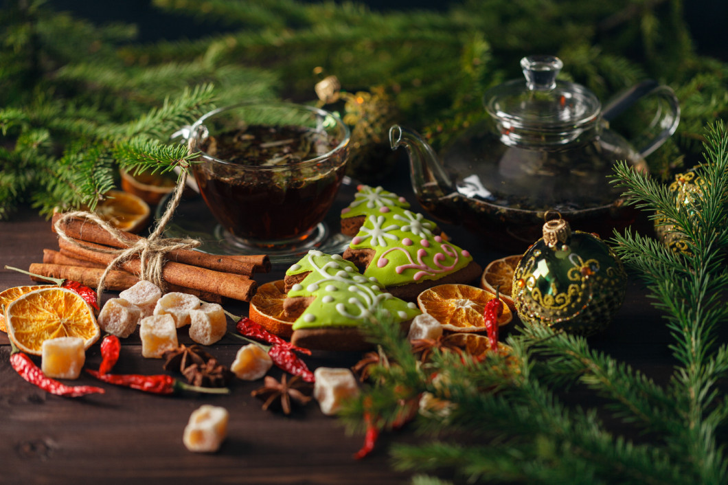 Tea cup with decorations, with gingerbread cookies and oranges f