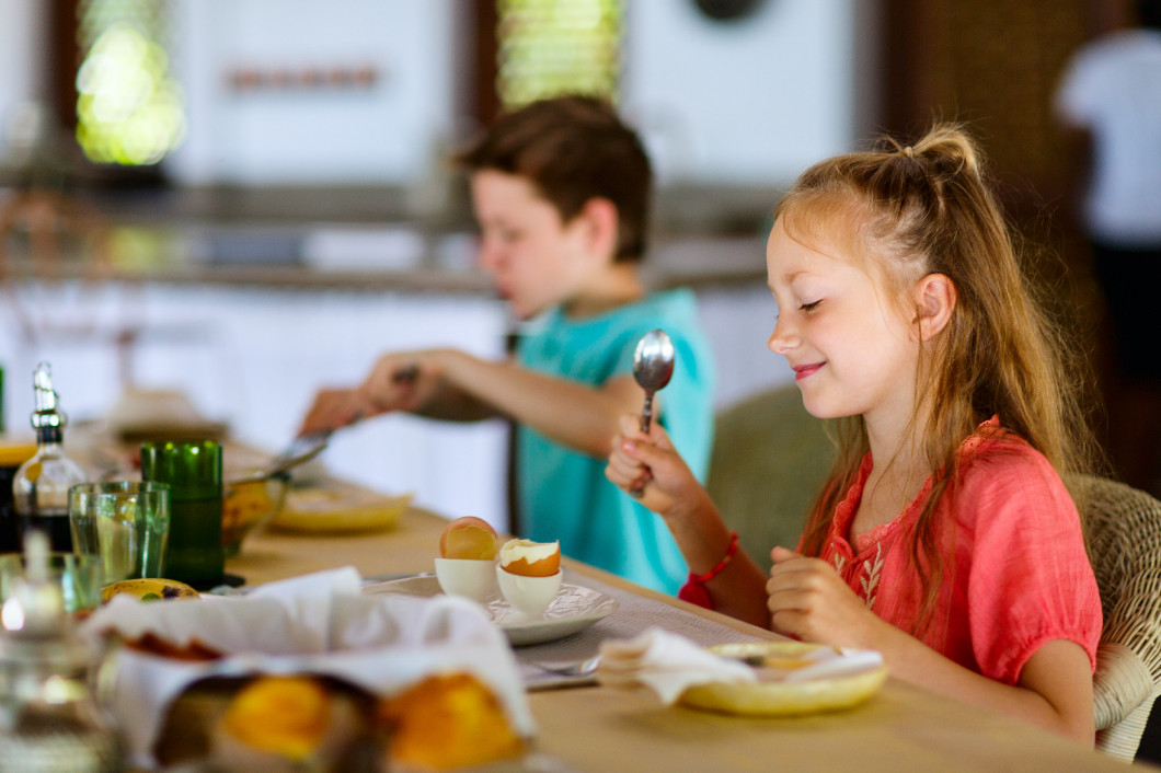 Kids eating breakfast