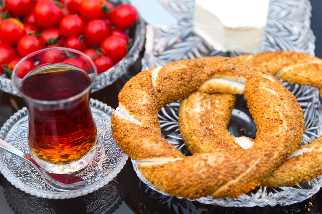 Sesame ring with Butter and tea