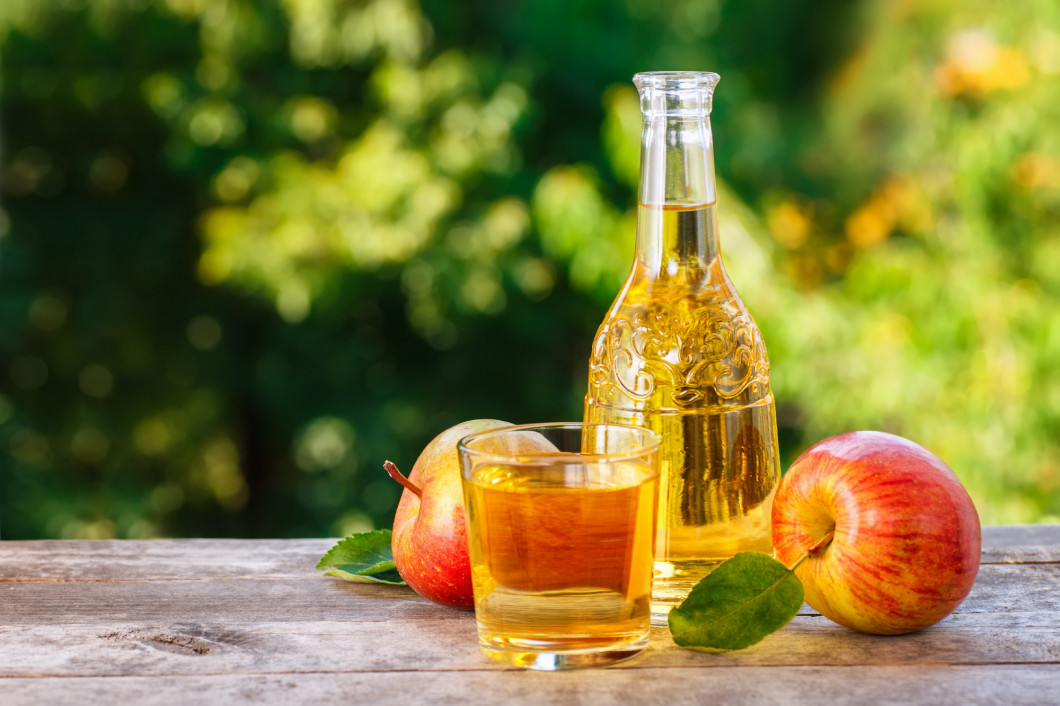 apple cider on wooden table