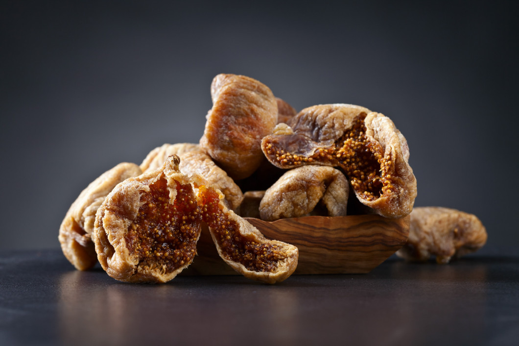  dried figs in wooden dish