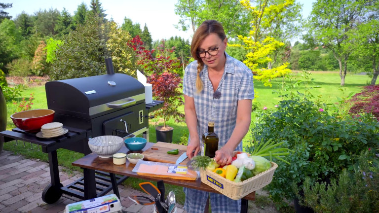 Grillen sült húspogácsa pitával