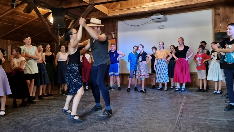 tánctanítás a Fitos Dezső Társulat nyári táborában